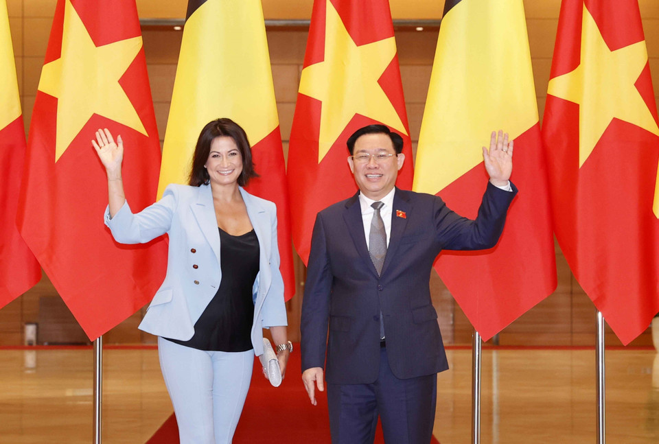 Chủ tịch Quốc hội Vương Đình Huệ và Chủ tịch Thượng viện Vương quốc Bỉ Stéphanie D'Hose. (Ảnh: Doãn Tấn/TTXVN)