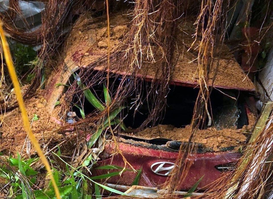 Xe ôtô tại Trạm Cảnh sát Giao thông trên Đèo Bảo Lộc bị vùi lấp. (Ảnh: TTXVN phát)