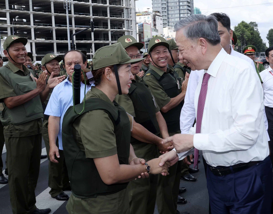 Chủ tịch nước Tô Lâm động viên lực lượng tham gia bảo vệ an ninh trật tự ở cơ sở của Thành phố Hồ Chí Minh. (Ảnh: Nhan Sáng/TTXVN)