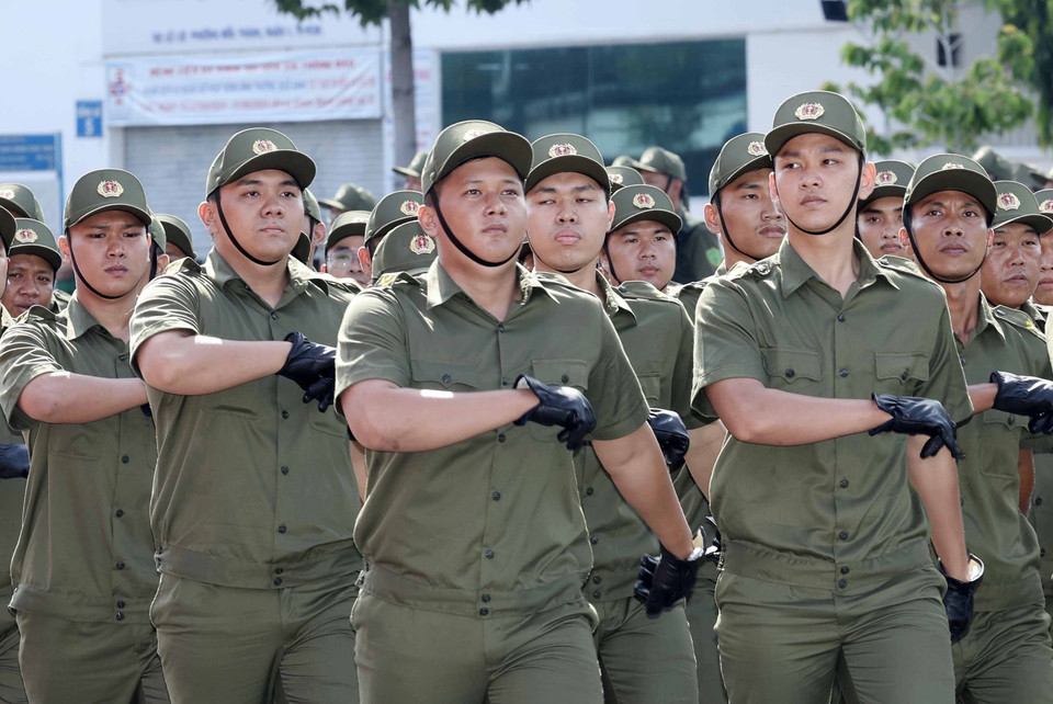 Lực lượng tham gia bảo vệ an ninh trật tự ở cơ sở của Thành phố Hồ Chí Minh tham gia diễu hành tại buổi lễ. (Ảnh: Nhan Sáng/TTXVN)