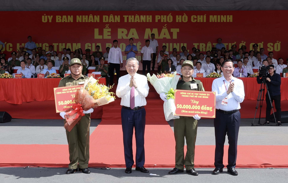 Chủ tịch nước Tô Lâm tặng quà động viên Lực lượng tham gia bảo vệ an ninh trật tự ở cơ sở của Thành phố Hồ Chí Minh. (Ảnh: Nhan Sáng/TTXVN)