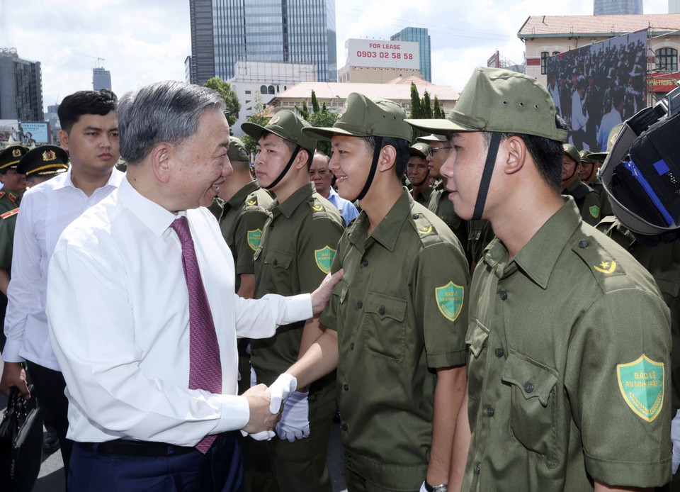Chủ tịch nước Tô Lâm động viên lực lượng tham gia bảo vệ an ninh trật tự ở cơ sở của Thành phố Hồ Chí Minh. (Ảnh: Nhan Sáng/TTXVN)