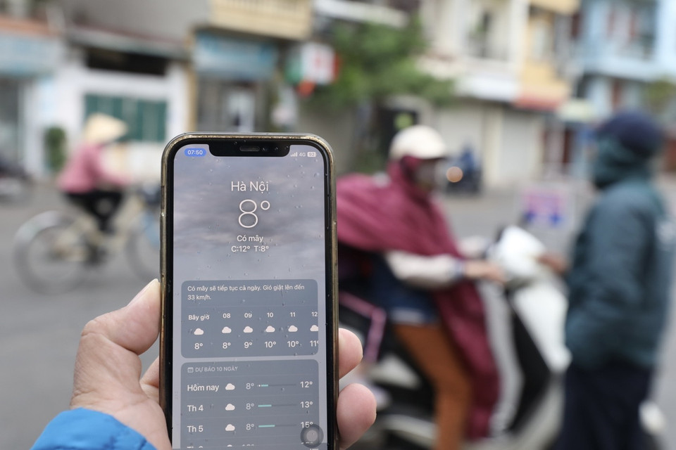 Nhiệt độ ngoài trời đo từ điện thoại lúc 7h50’ là 8 độ C. (Ảnh: Hoàng Hiếu/TTXVN)