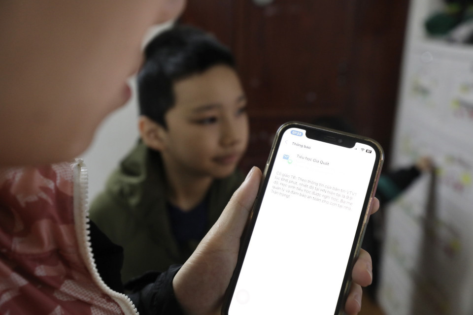 Nhà trường gửi thông báo tới cha mẹ học sinh qua Sổ liên lạc điện tử, thông báo học sinh được nghỉ học. (Ảnh: Minh Quyết/TTXVN)