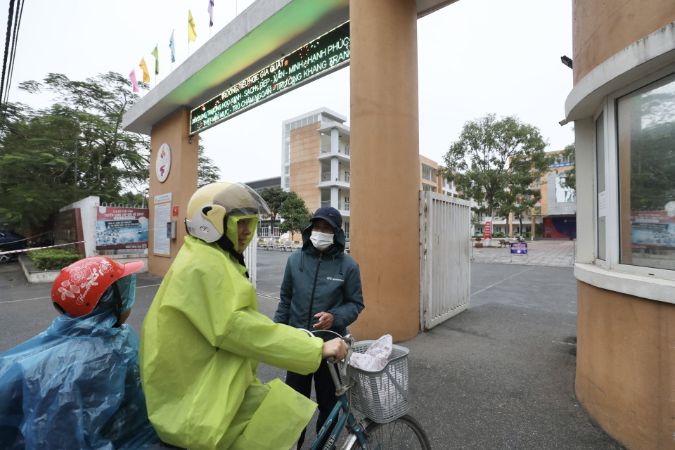 Nhiều phụ huynh học sinh vẫn cho con đến trường do không theo dõi thông báo nghỉ học. (Ảnh: Hoàng Hiếu/TTXVN)