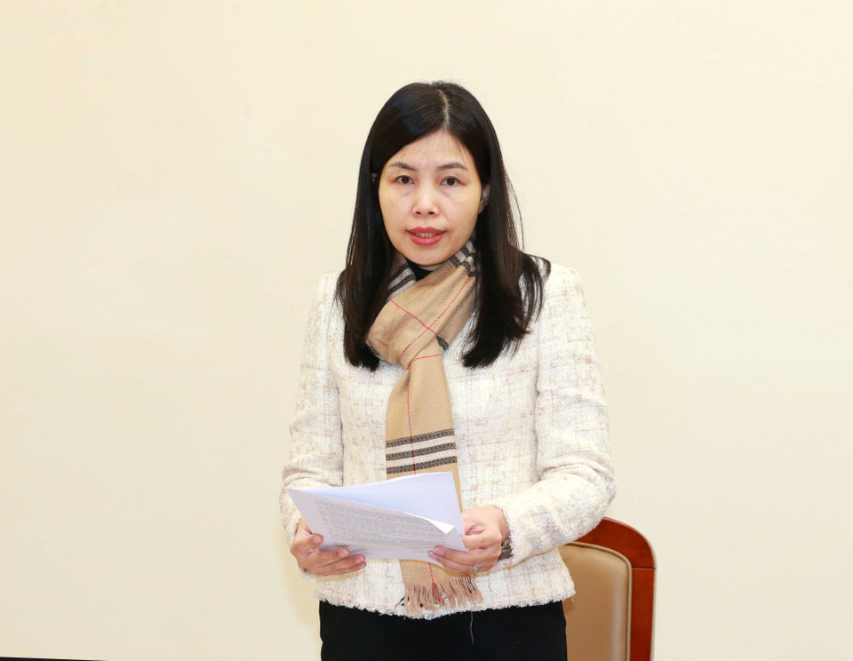 Bà Đỗ Thị Trang, Phó Bí thư Thường trực Đảng ủy, Phó Trưởng Ban thường trực Ban Chỉ đạo trình bày báo cáo tại hội nghị. (Ảnh: Phương Hoa/TTXVN)