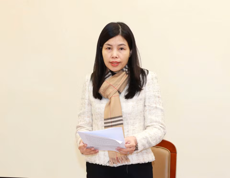 Bà Đỗ Thị Trang, Phó Bí thư Thường trực Đảng ủy, Phó Trưởng Ban thường trực Ban Chỉ đạo trình bày báo cáo tại hội nghị. (Ảnh: Phương Hoa/TTXVN)