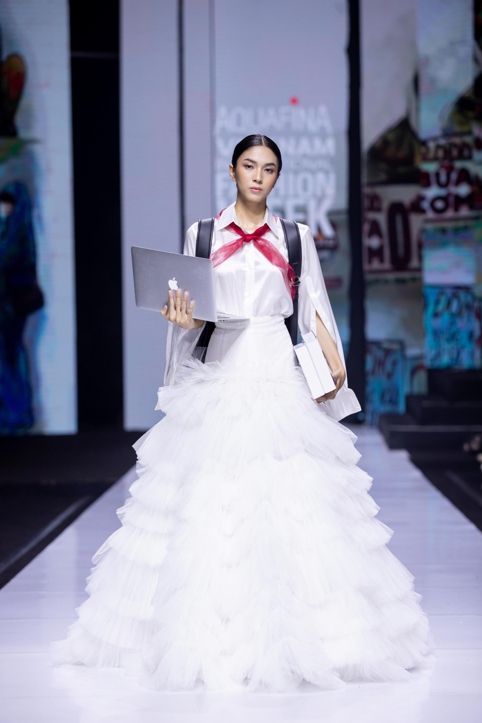 Mỗi người mẫu là một hình ảnh độc lập nhưng Nguyễn Minh Công đã cùng họ ‘vẽ’ nên ‘bức tranh tươi sáng’ cho nền thời trang bền vững sau đại dịch. (Ảnh: CTV/Vietnam+)