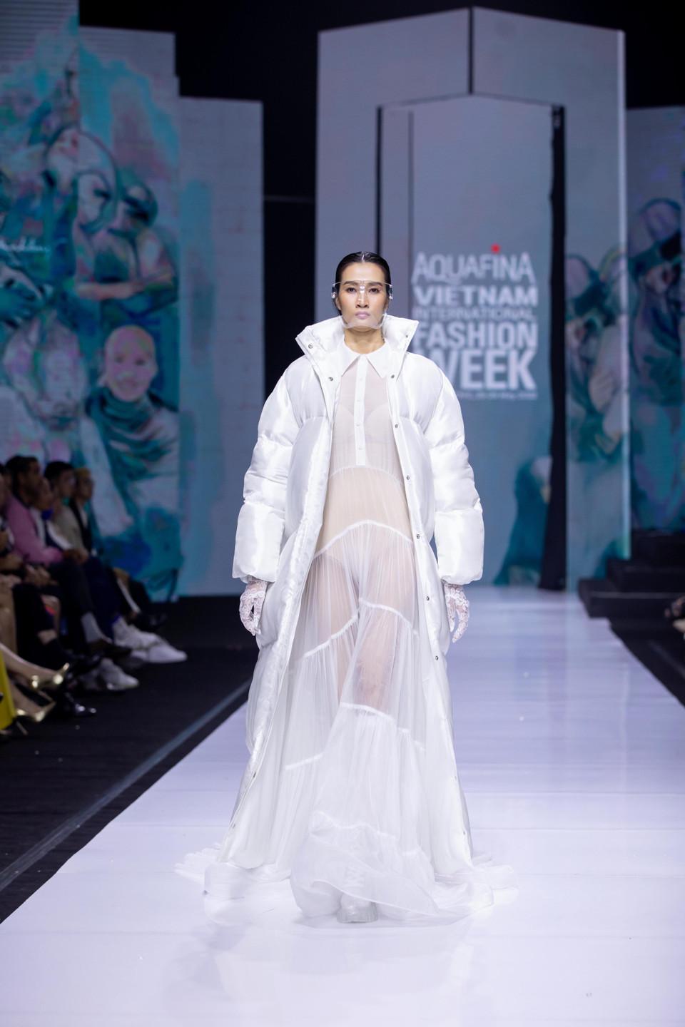 Với sự nhất quán trong phong cách thiết kế đặc trưng, nhà thiết kế Nguyễn Minh Công nhịp nhàng dẫn dắt show diễn qua từng hồi ức về hình ảnh con người giữa tâm dịch. (Ảnh: CTV/Vietnam+)