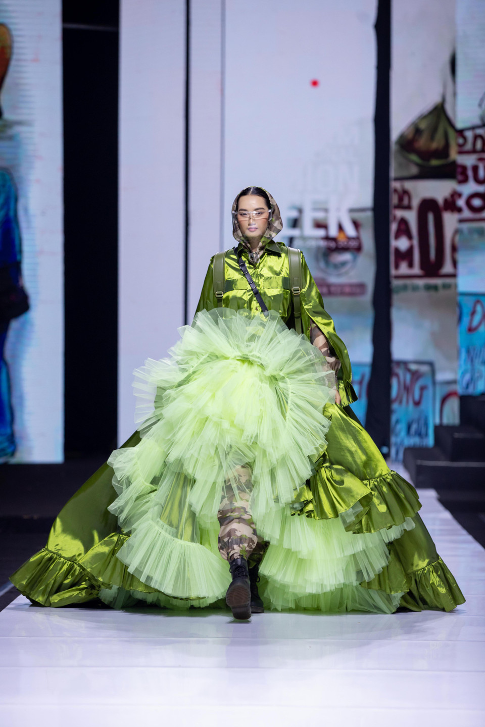 Những bộ váy đặc sắc là sự kết hợp giữa các gam màu rực rỡ, có phần tương phản như cam cháy, xanh lam, đỏ, xanh lục. (Ảnh: CTV/Vietnam+)