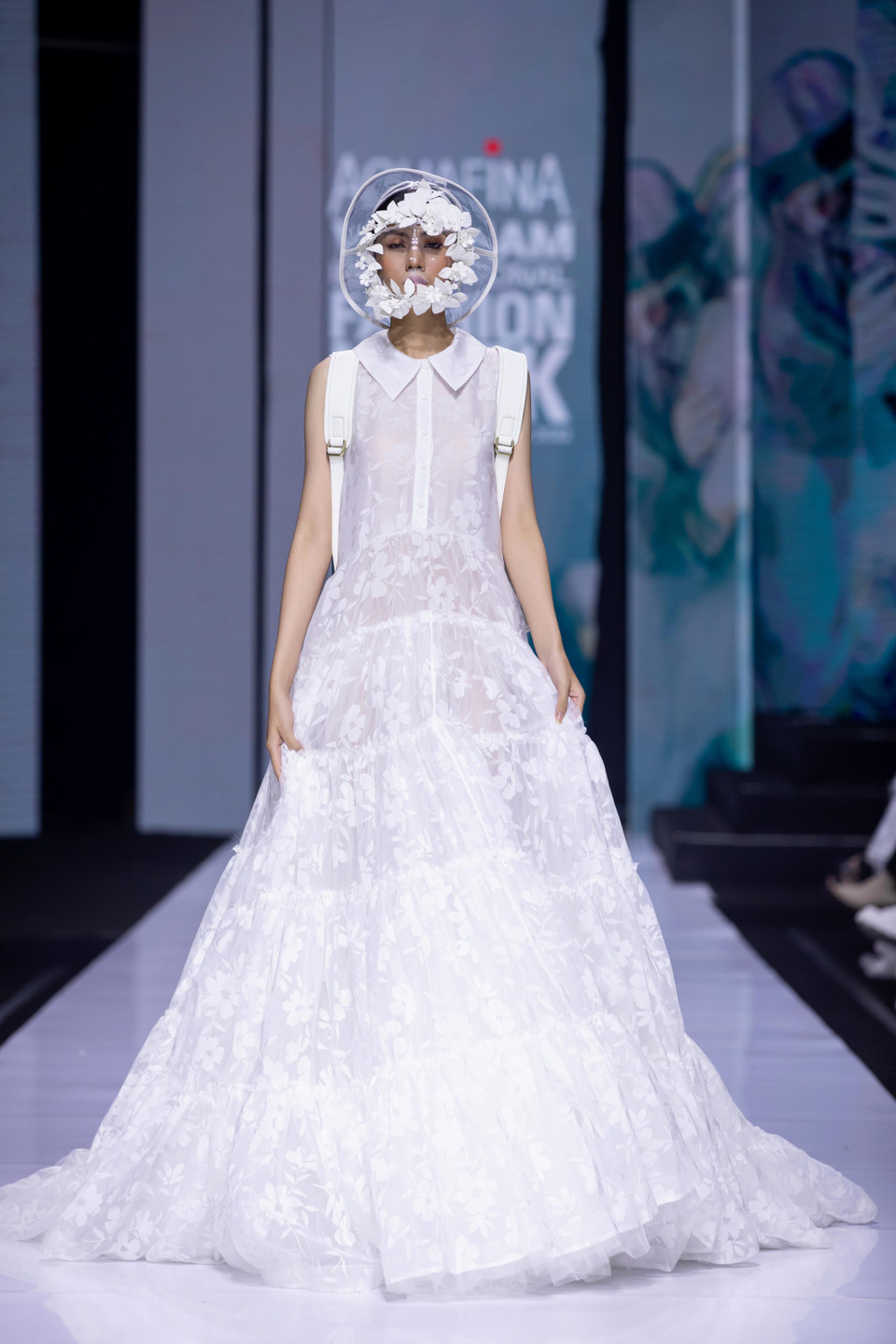 Với ‘vũ điệu màu sắc’ mới lạ, sáng tạo trong những phom dáng, hình ảnh người lính biên giới, thanh niên xung phong, học sinh cùng khăn quàng đỏ và vô số hình ảnh thân thuộc trong trận ‘cuồng phong’ COVID. Những hình ảnh đó tái hiện sống động qua từng bộ trang phục được đầu tư công phu ẩn trong kỹ thuật xử lý phom dáng bằng chất liệu nhựa tái sử dụng. (Ảnh: CTV/Vietnam+)