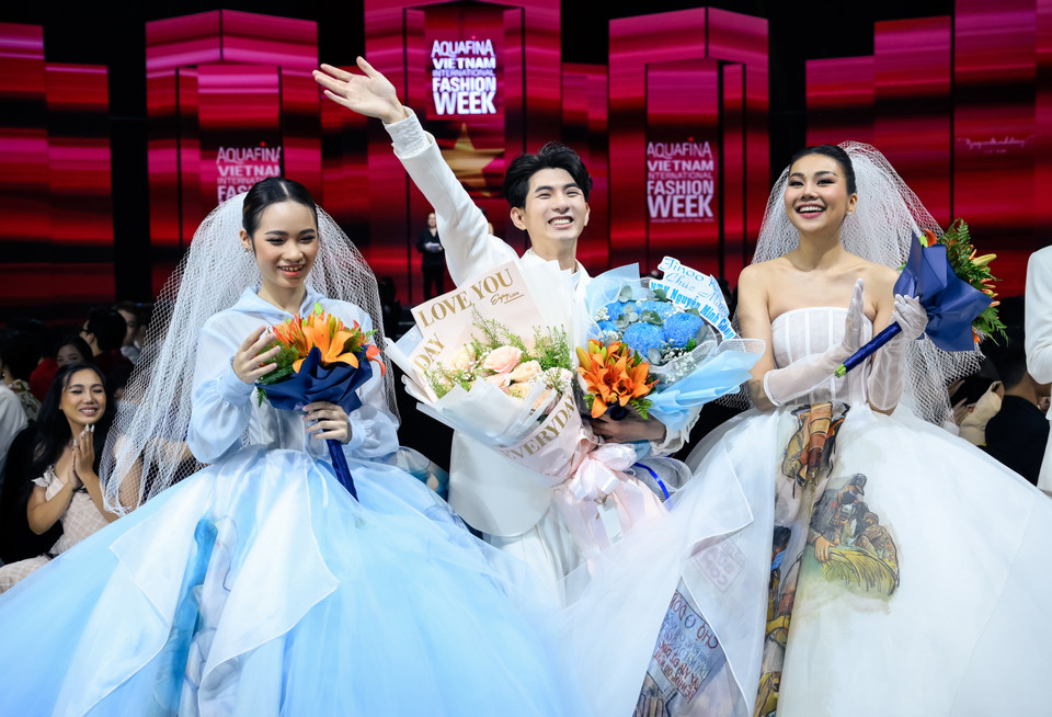 Câu nói thân thuộc “Bánh mì Sài Gòn... 0 đồng 1 ổ” là dấu nhấn đặc sắc trên từng váy đồng thời cũng gợi nhắc khéo léo về tinh thần đoàn kết và san sẻ của đồng bào Việt Nam trong gian khó. (Ảnh: CTV/Vietnam+)