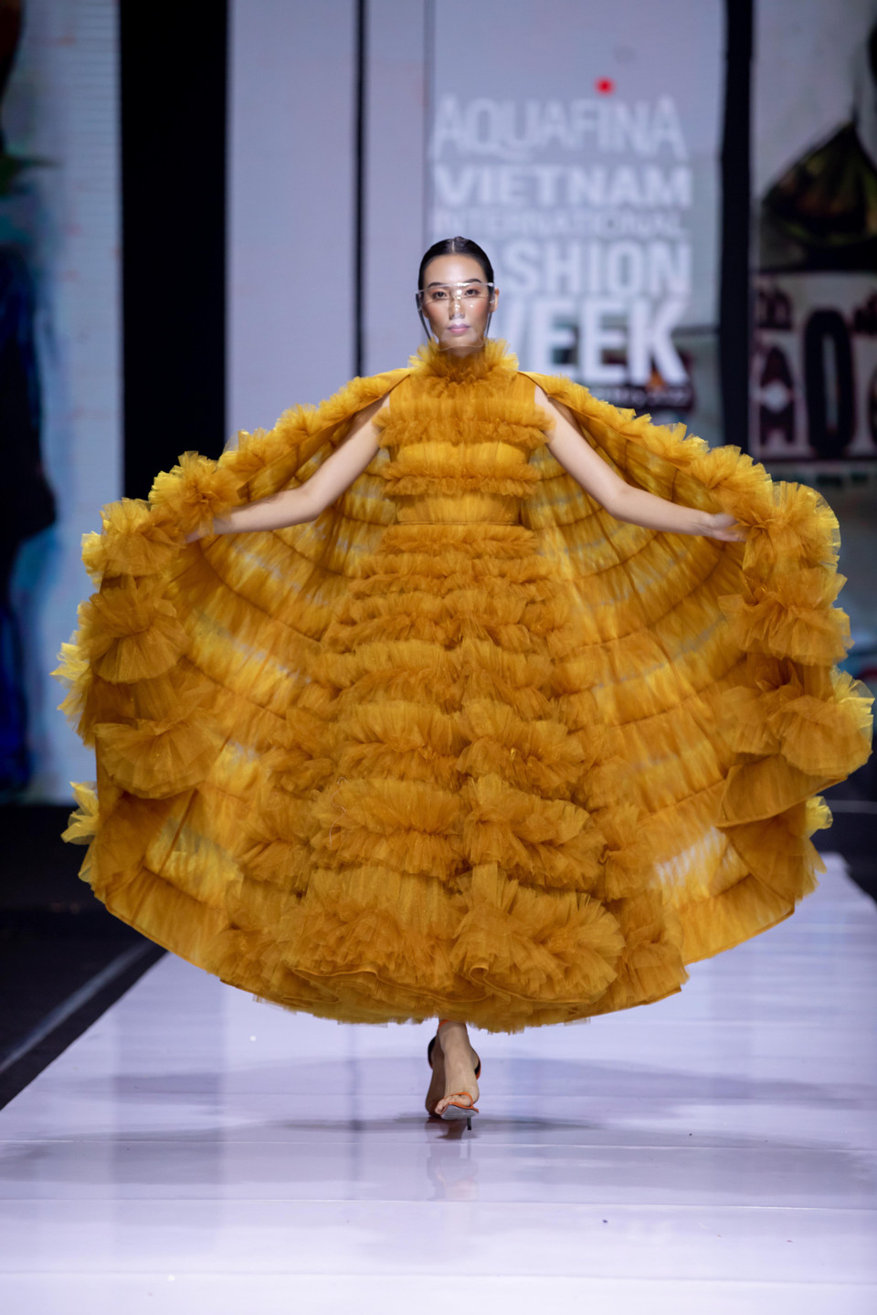 Thiết kế trong bộ sưu tập ‘Bình thường rồi… Làm mới thôi!’ (Ảnh: CTV/Vietnam+)