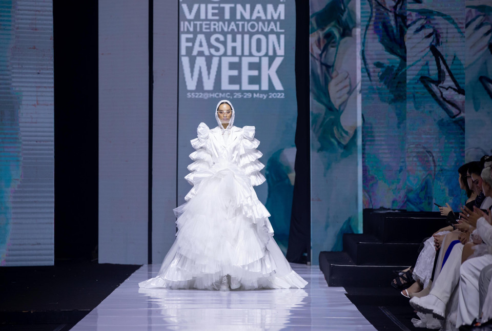 Nhà thiết kế Nguyễn Minh Công đã ra mắt giới mộ điệu thời trang bộ sưu tập ‘Bình thường rồi… Làm mới thôi’ đầy ấn tượng. (Ảnh: CTV/Vietnam+)