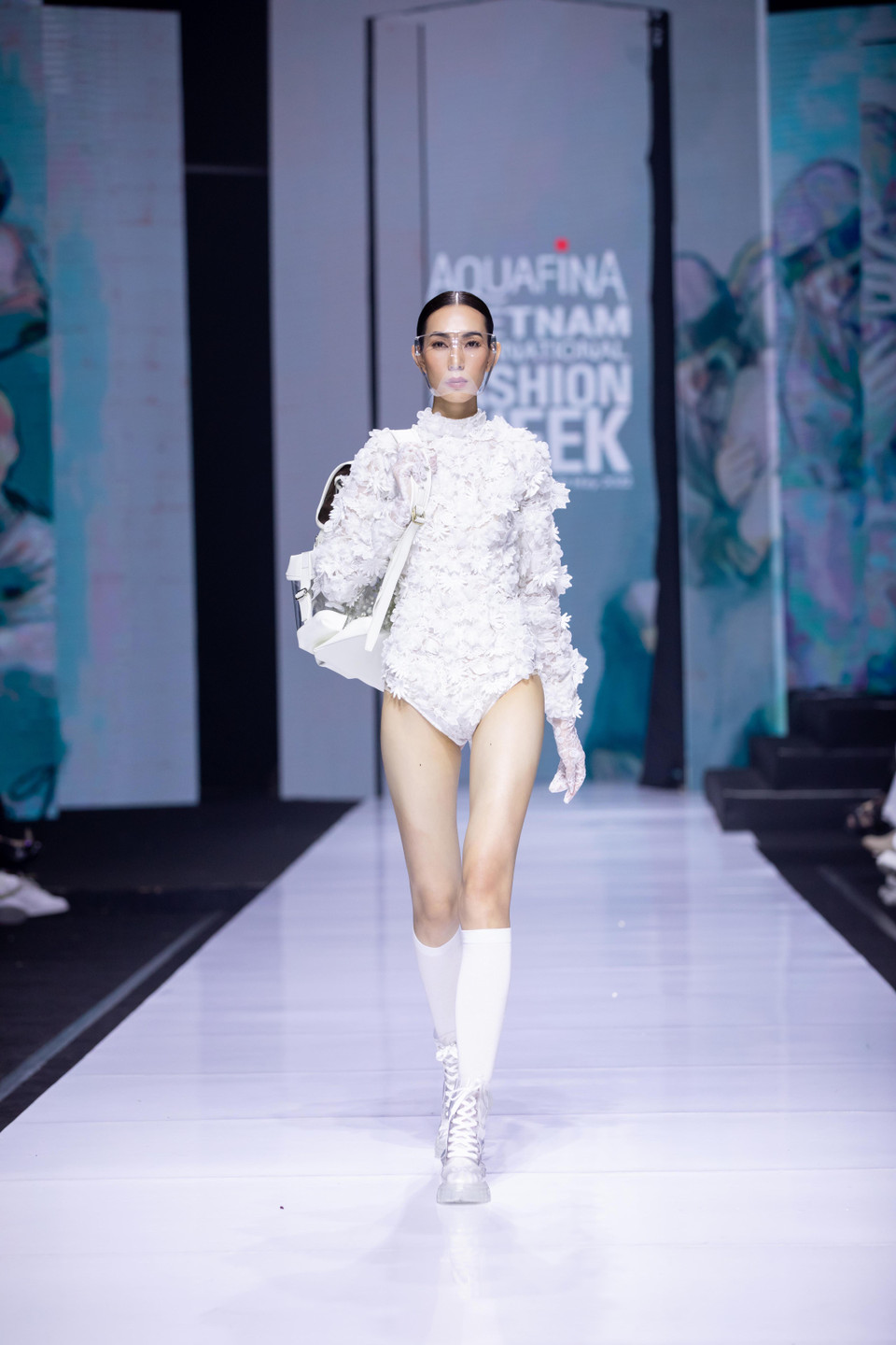 Những thiết kế mang phong cách đặc trưng được phá cách nhờ lấy cảm hứng từ ‘Màu áo anh hùng’ trong đại dịch COVID-19 và sự hài hòa mới lạ giữa những gam màu mang tính thách thức. (Ảnh: CTV/Vietnam+)