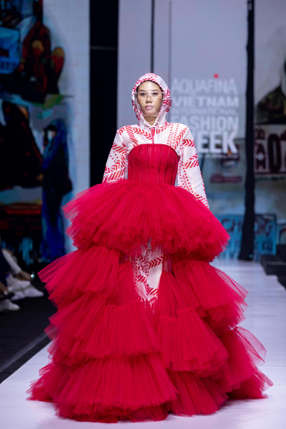 Bằng tất cả nỗ lực tâm huyết và ‘sự tử tế’ trong từng thiết kế lần đầu tham gia Tuần lễ thời trang Quốc tế Việt Nam Xuân Hè 2022, Nguyễn Minh Công cùng bộ sưu tập ‘Bình thường rồi… Làm mới thôi!’ đã mang thời trang đến gần với nghệ thuật và lan tỏa giá trị nhân văn trong cuộc sống từ tư tưởng của người ‘đạo diễn thời trang.’ (Ảnh: CTV/Vietnam+)