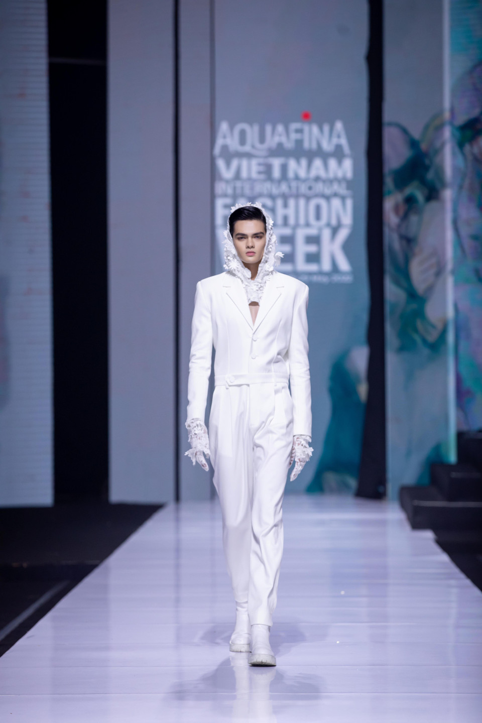 Những trang phục còn thể hiện tinh thần tôn vinh vẻ đẹp anh hùng và ý chí kiên cường của những người xung phong lao vào tuyến đầu chống dịch. (Ảnh: CTV/Vietnam+)