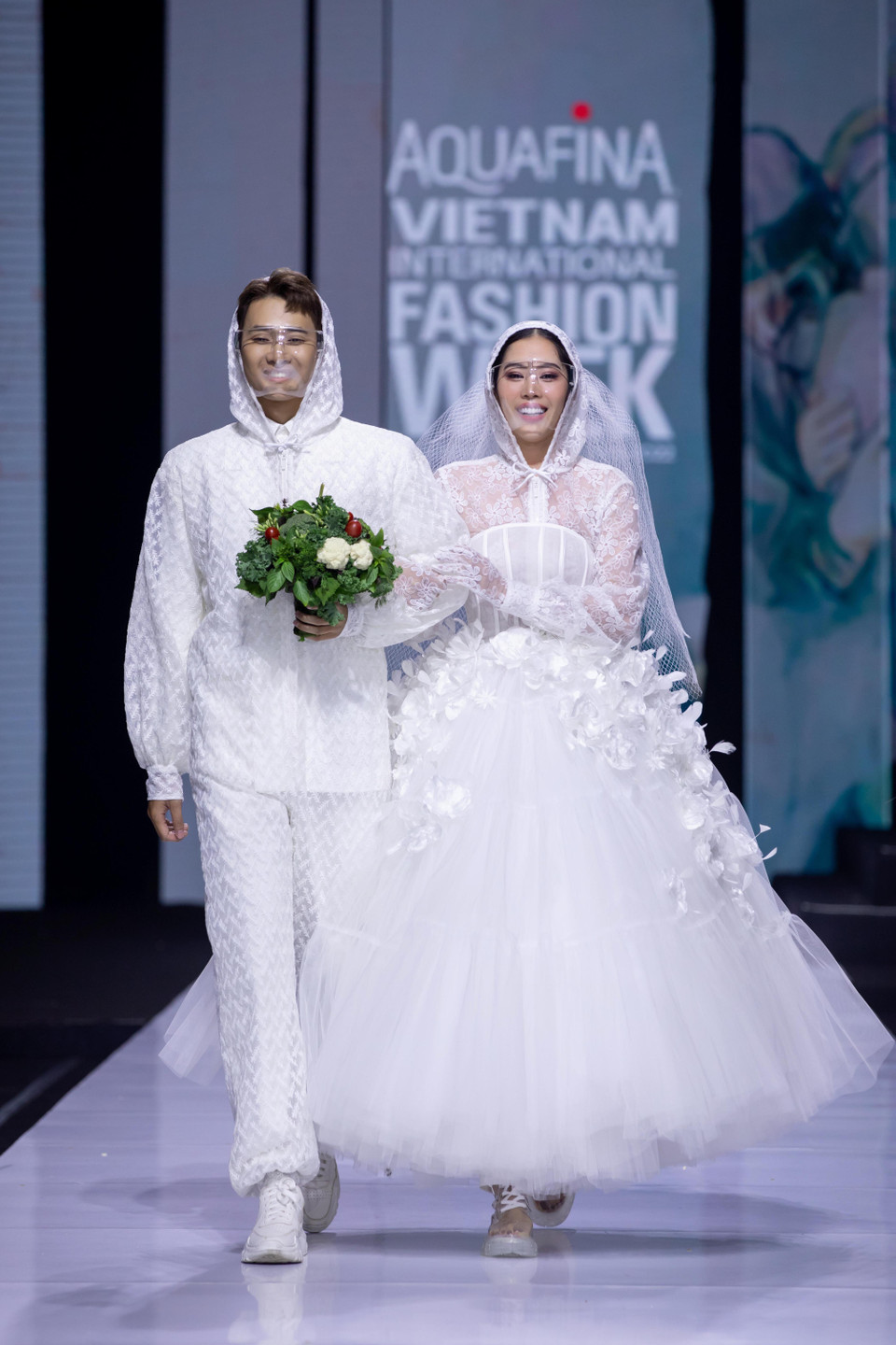 Bộ sưu tập ‘Bình thường rồi… Làm mới thôi!’ mong muốn mang đến thông điệp tri ân những giá trị nhân văn về tình người, lòng biết ơn cũng như sự thích nghi và phát triển trong một xã hội giàu sức sống hậu đại dịch. (Ảnh: CTV/Vietnam+)