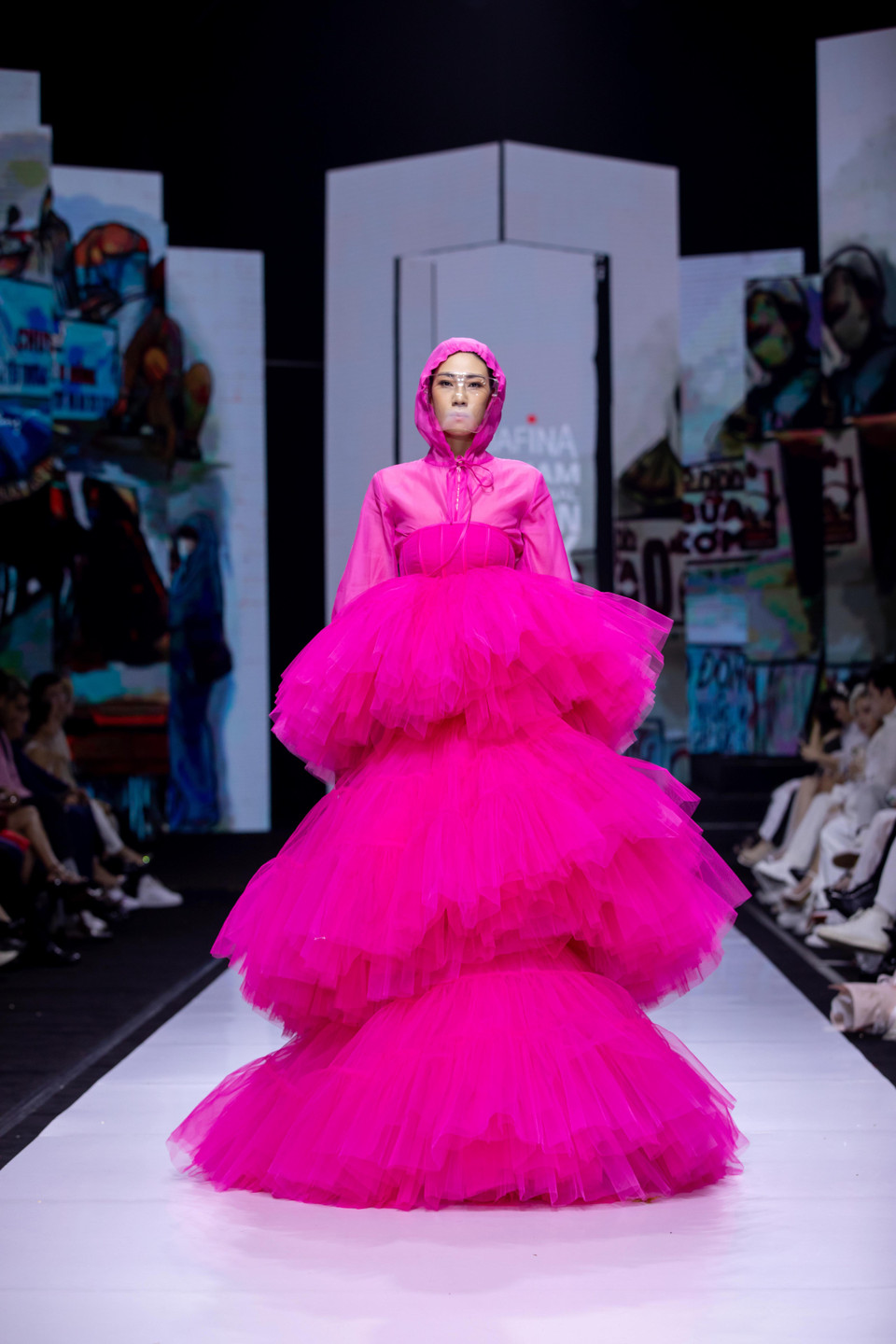 Thiết kế trong bộ sưu tập ‘Bình thường rồi… Làm mới thôi!’ (Ảnh: CTV/Vietnam+)