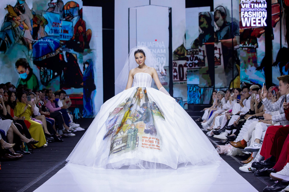 Thiết kế trong bộ sưu tập ‘Bình thường rồi… Làm mới thôi!’ (Ảnh: CTV/Vietnam+)