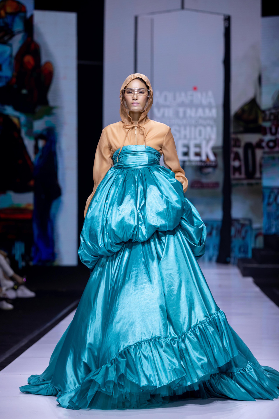 Thiết kế trong bộ sưu tập ‘Bình thường rồi… Làm mới thôi!’ (Ảnh: CTV/Vietnam+)