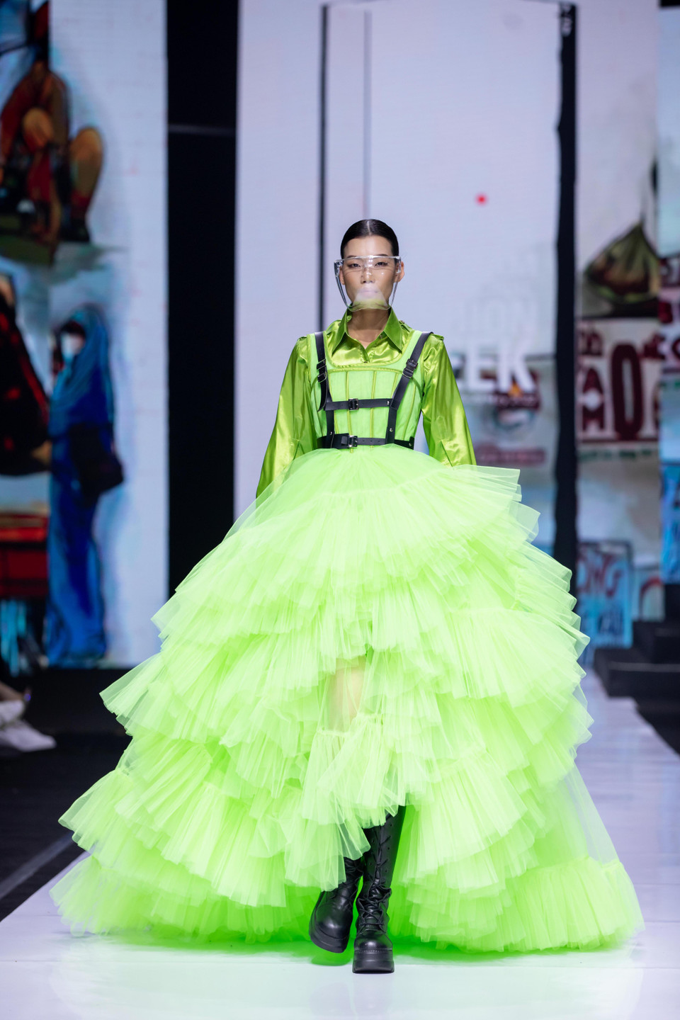 Có thể nói, đây là lần đầu nhà thiết kế Nguyễn Minh Công bỏ qua những màu sắc ngọt ngào, đơn điệu để tự thử thách bằng những gam màu chưa từng xuất hiện trong thương hiệu của mình. (Ảnh: CTV/Vietnam+)