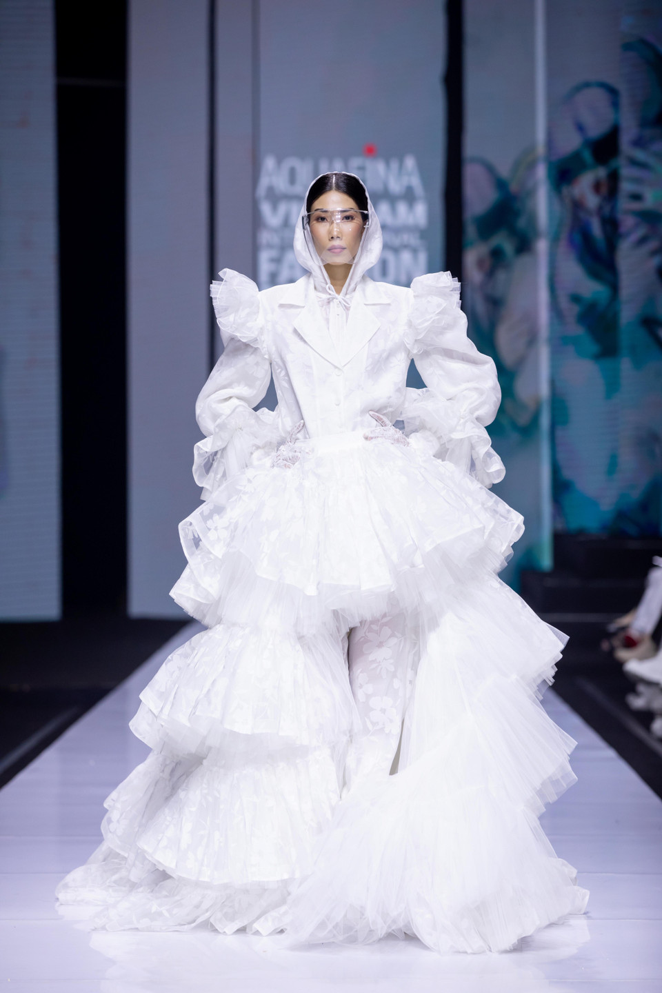 Các bộ trang phục được nhà thiết kế sử dụng vải lưới voan đặc trưng thương hiệu kết hợp cùng chất liệu tái chế, điển hình là nhựa tái sử dụng đã tạo nên các thiết kế sáng tạo bằng những đường nét mềm mại, tinh xảo pha trộn phá cách đầy mới mẻ. (Ảnh: CTV/Vietnam+)