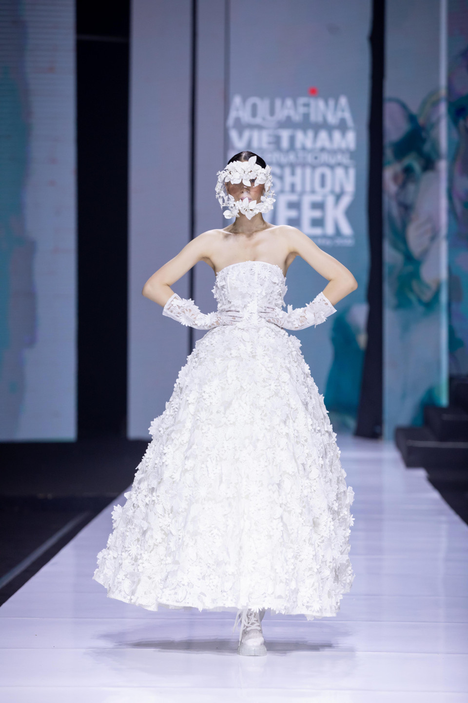 Điểm nhấn của các thiết kế mở đầu là hiệu ứng những cánh hoa được Nguyễn Minh Công khéo léo tạo nên bằng kỹ thuật thêu tay đính nổ 3D trên trang phục. (Ảnh: CTV/Vietnam+)