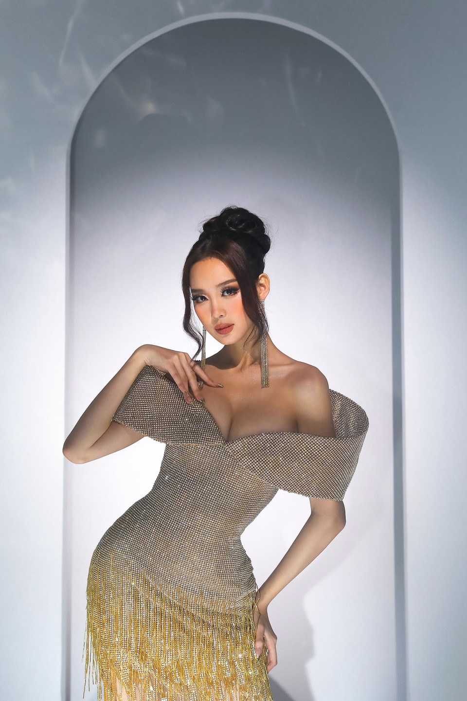 Bảo Ngọc cho biết thêm, ở phần trao vương miện cho tân Miss Intercontinental 2023, cô sẽ diện chiếc đầm lấy cảm hứng từ màu sắc của ánh nắng chiếu rọi lên bề mặt sa mạc, tạo ra những dải cát vàng lấp lánh. (Ảnh: CTV/Vietnam+)