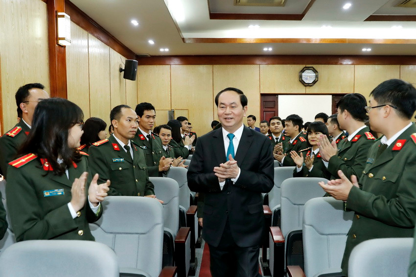 Ngày 25/01/2017, Chủ tịch nước Trần Đại Quang đến thăm, kiểm ta công tác sẵn sàng chiến đấu và chúc Tết cán bộ, chiến sỹ Cục An ninh mạng, Bộ Công an. (Ảnh: Nhan Sáng/TTXVN)