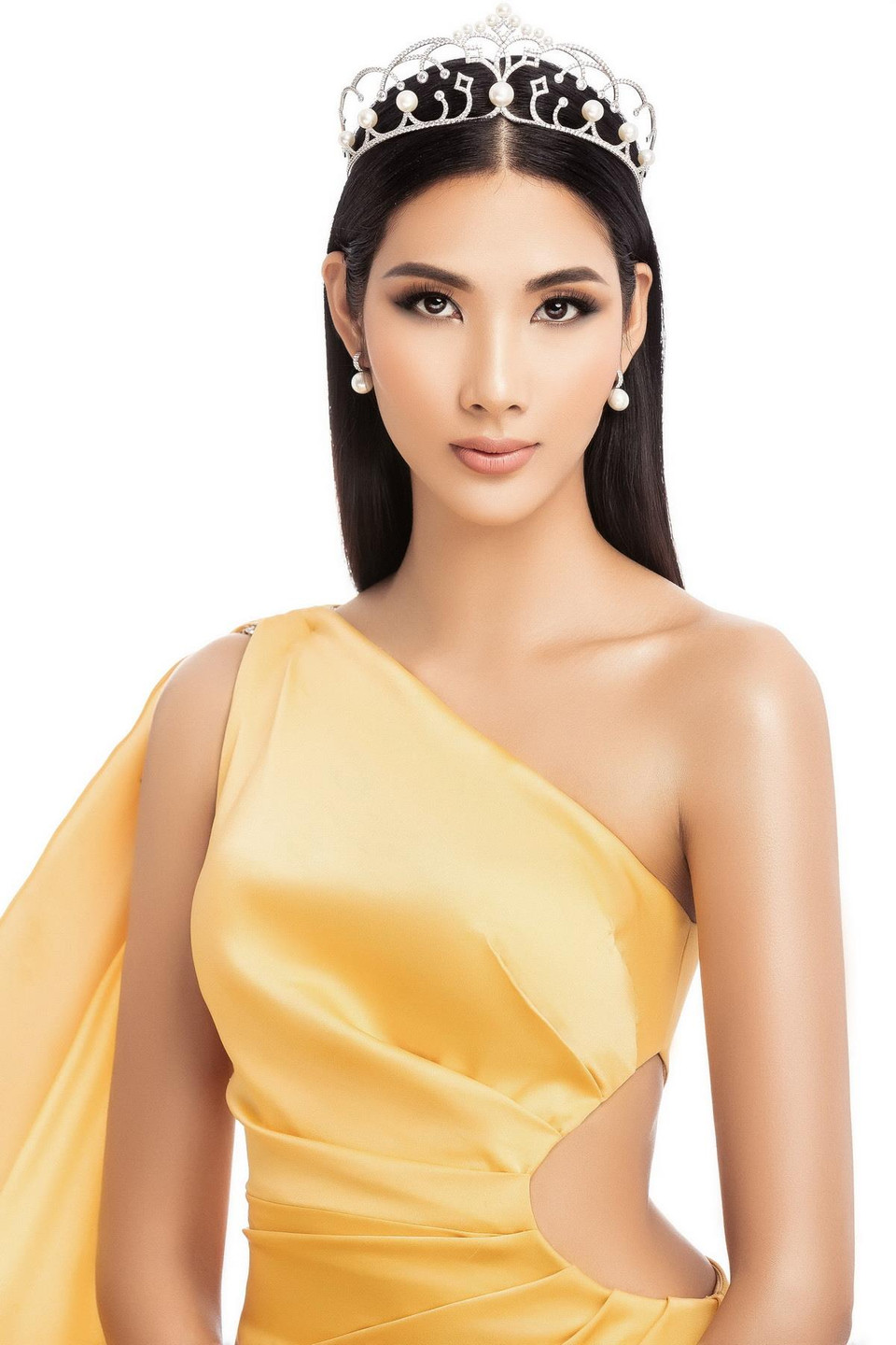Năm 2018, Hoàng Thùy cũng có mặt ở Thái Lan để theo dõi, cổ vũ hành trình chinh phục Miss Universe của H’Hen Niê nên cô đã đúc kết được nhiều kinh nghiệm cho bản thân và quyết tâm sẽ gặt hát thành tích tốt về cho Việt Nam. (Ảnh: Mr AT)
