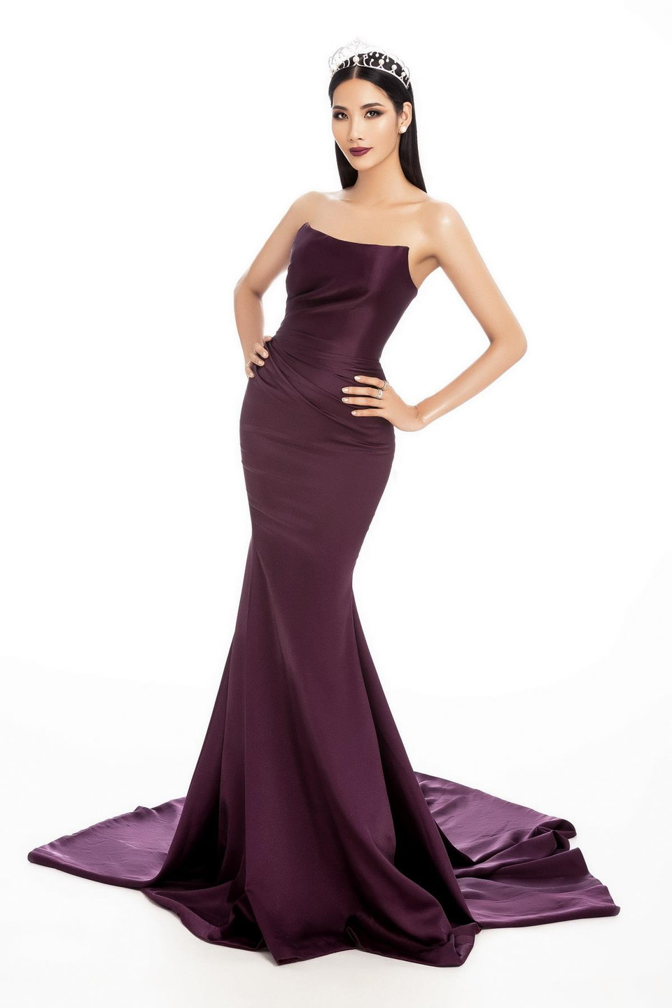 Hoàng Thùy còn liên tục được các bảng xếp hạng, diễn đàn sắc đẹp thế giới đưa vào danh sách các ứng viên tiềm năng của Miss Universe 2019. (Ảnh: Mr AT)