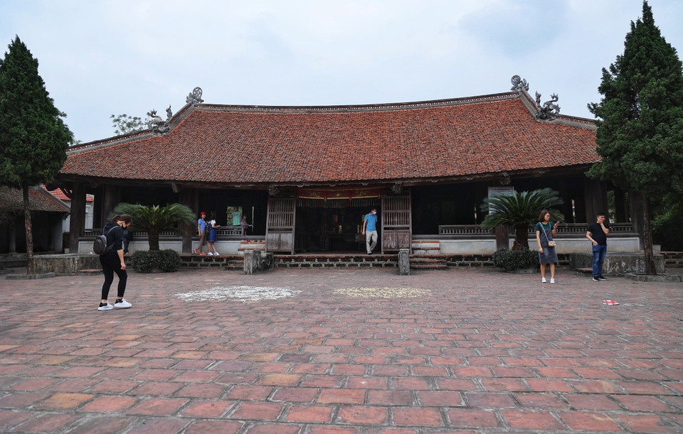 Đình chính còn gọi là tòa đại bái gồm năm gian hai chái. Mái đình hình võng nhẹ, lợp ngói mũi hài, hai đầu nóc có chạm hình hai con rồng. (Ảnh: Xuân Mai/Vietnam+)