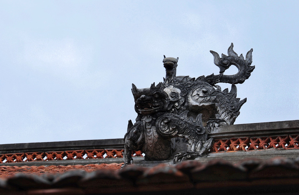 Mái đình trang trí hình rồng. Xung quanh khu vực đình Mông Phụ là vùng đất linh thiêng, đời nào cũng sinh ra anh kiệt nổi tiếng như Giang Văn Minh, Phan Kế Toại, Hà Kế Tấn, Kiều Mậu Hãn… (Ảnh: Xuân Mai/Vietnam+)