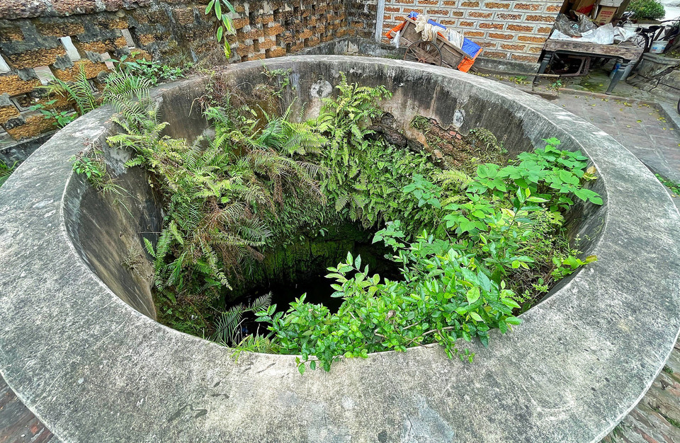 Theo quan niệm của dân làng, đình Mông Phụ đặt trên đầu rồng mà hai chiếc giếng ở hai bên là hai con mắt. (Ảnh: Xuân Mai/Vietnam+)