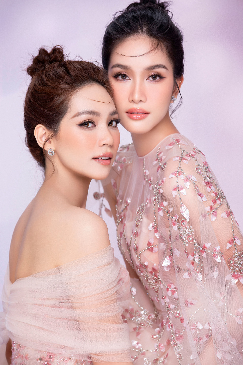 Phương Anh chọn mặc thiết kế kiểu cánh tiên vô cùng thướt tha, dịu dàng. Còn Miss International khoác trên mình một bộ cánh khoe vai trần quyến rũ nhưng không kém phần thanh lịch. (Ảnh: CTV/Vietnam+)