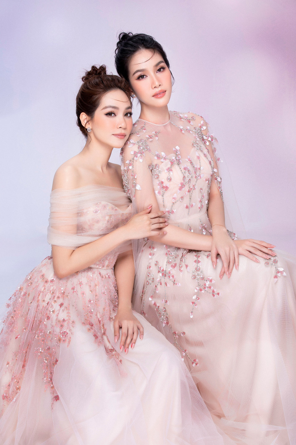 Được biết, buổi chụp hình của hai nàng hậu được đầu tư rất kỹ lưỡng, chỉn chu và chuyên nghiệp nhằm mang đến những bức ảnh 'thần thái' gửi tới người hâm mộ. (Ảnh: CTV/Vietnam+)