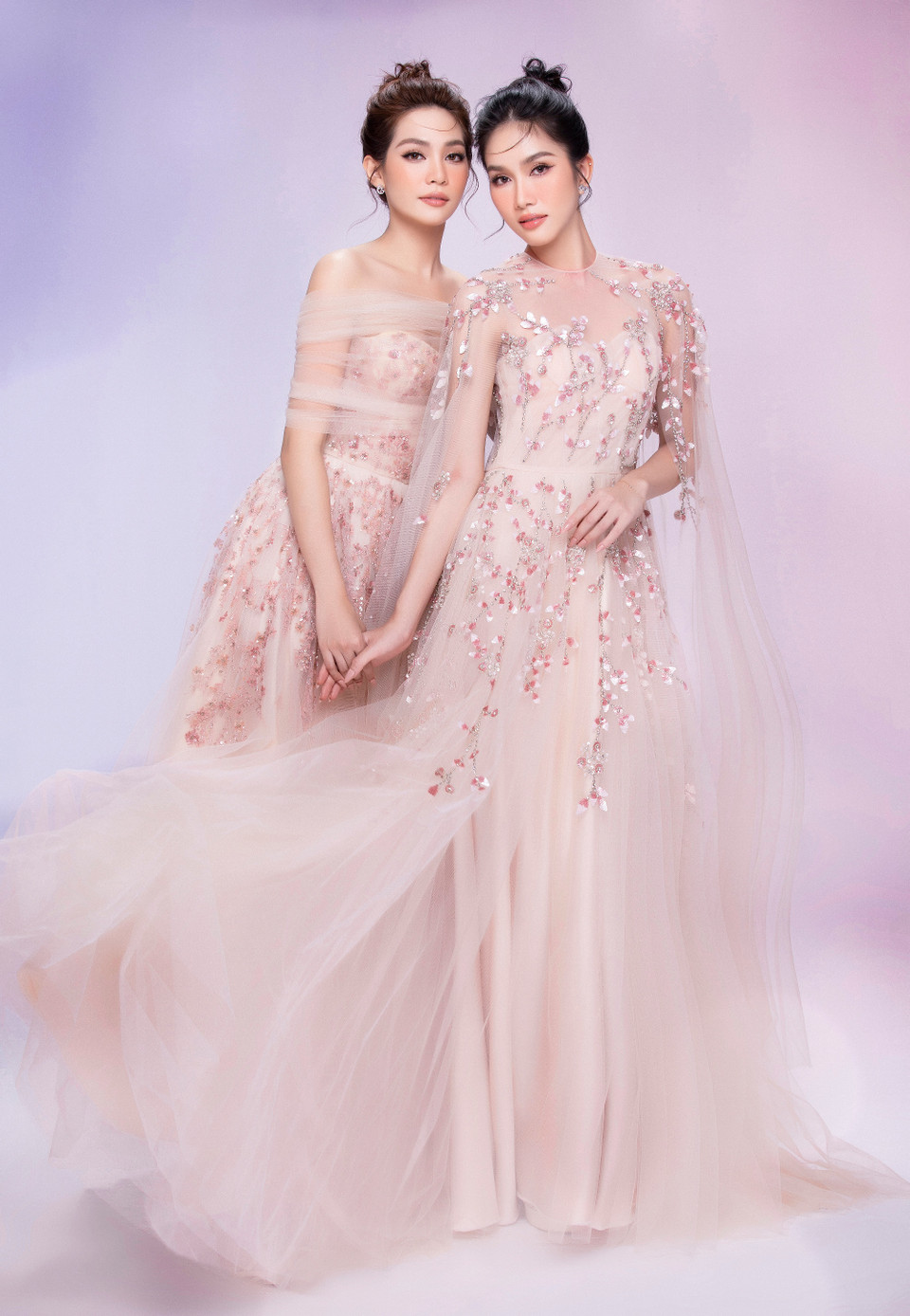 Với bộ cánh thứ hai là thiết kế vải voan mềm mại, kết hợp đính kết những cánh hoa trên thân áo kỳ công càng tôn thêm phần nữ tính, Á hậu Phương Anh cùng Miss International 2019 như hóa thành hai nàng thơ ngọt ngào. (Ảnh: CTV/Vietnam+)