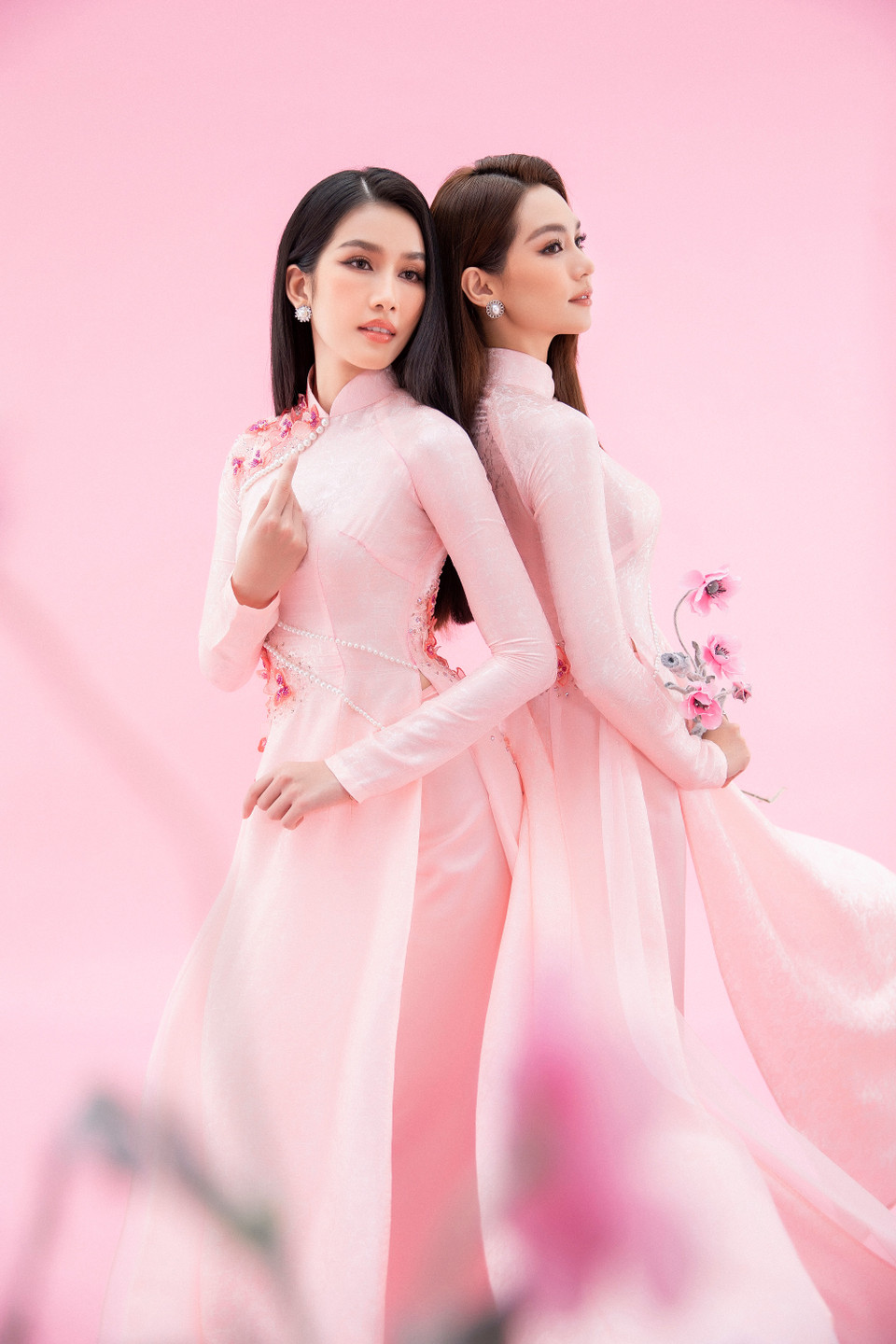 Á hậu Phương Anh cùng Miss International 2019 Sireethorn Leearamwat diện áo dài, khoe vẻ dịu dàng nhưng không kém phần quyến rũ của tà áo dài truyền thống Việt Nam. (Ảnh: CTV/Vietnam+)