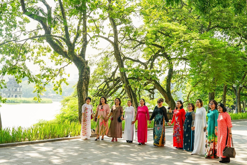 Người dân Thủ đô tranh thủ ghi lại hình ảnh Thu và áo dài Hà Nội. (Ảnh: Khánh Hoà/TTXVN)