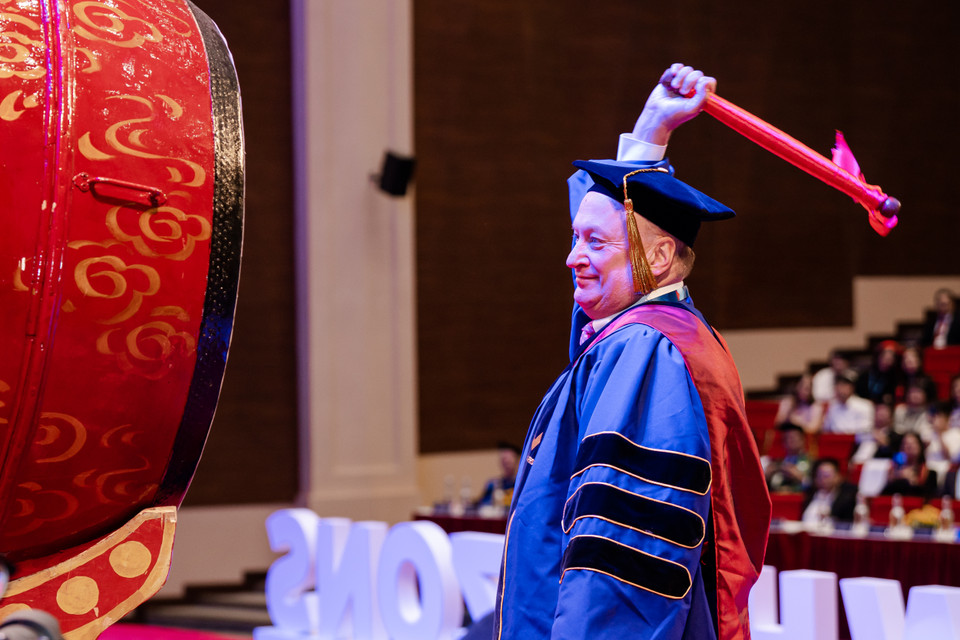 Nghi thức đánh trống khai trường của Hiệu trưởng - GS.David Bangsberg, báo hiệu một năm học mới chính thức bắt đầu của VinUni. (Nguồn: Vietnam+)