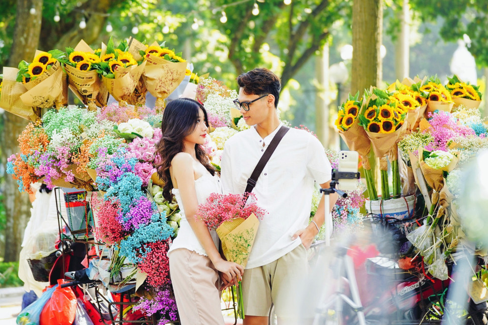 Khoảng khắc lãng mạn của 1 cặp đôi giữa trời Thu Hà Nội. (Ảnh: Khánh Hoà/TTXVN)