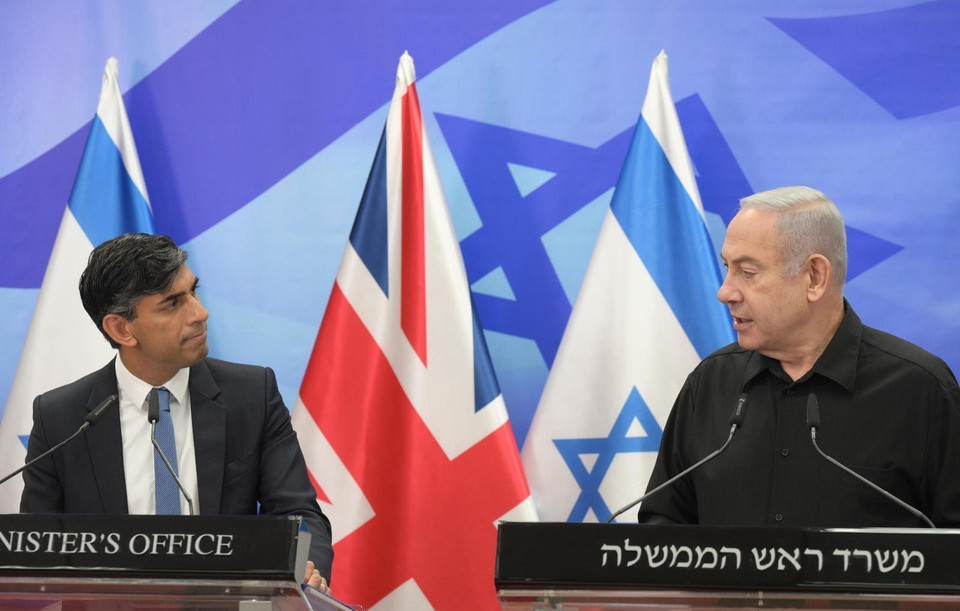 Ngày 19/10/2023, Thủ tướng Anh Rishi Sunak (trái) và Thủ tướng Israel Benjamin Netanyahu (phải) đã nhấn mạnh tầm quan trọng việc không để xung đột Israel-Hamas leo thang và lan rộng ra toàn khu vực Trung Đông, đảm bảo an ninh và ổn định ở khu vực. Hai nhà lãnh đạo đưa ra thông điệp này sau cuộc gặp giữa hai bên tại Israel, trong khuôn khổ chuyến công du của nhà lãnh đạo Anh tới một số nước Trung Đông. (Ảnh: GPO/TTXVN)