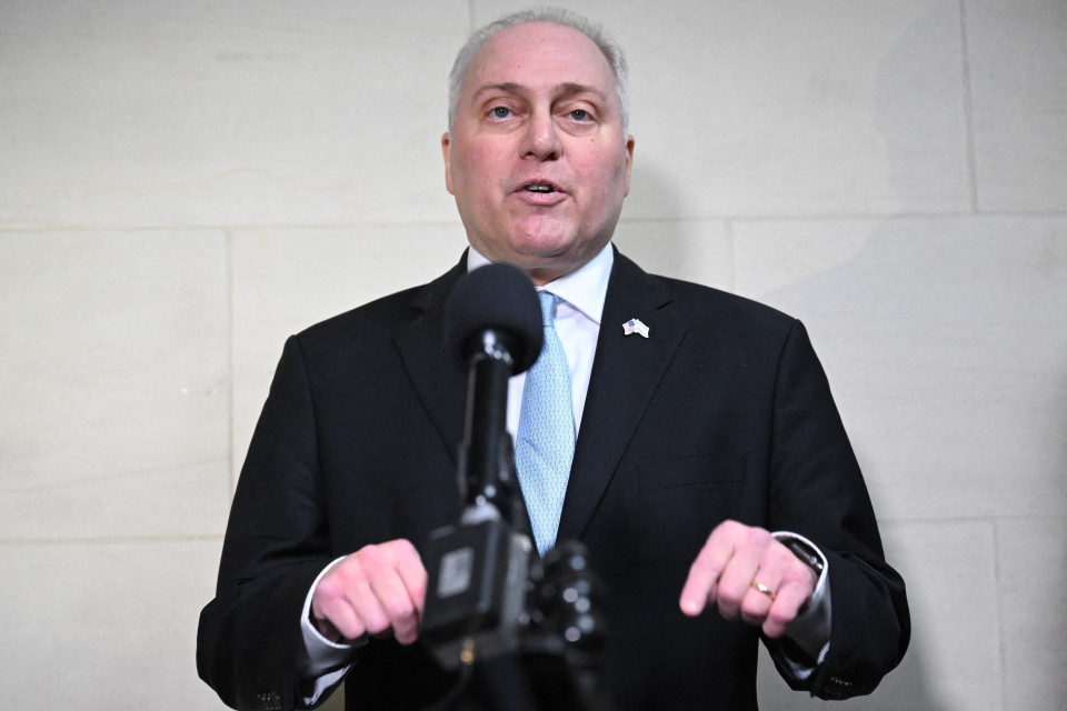 Lãnh đạo đa số tại Hạ viện Mỹ Steve Scalise trong cuộc họp báo tại Washington DC., ngày 11/10/2023. (Ảnh: AFP/TTXVN)