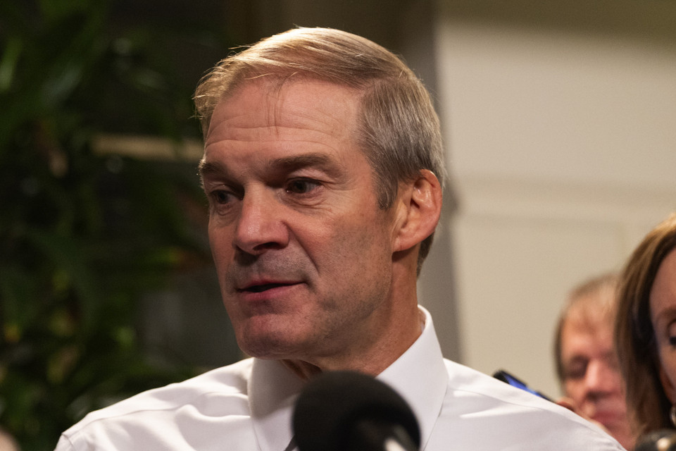 Hạ nghị sỹ Jim Jordan(trái), Chủ tịch Ủy ban Tư pháp Hạ viện lại thất bại trong cuộc bỏ phiếu thứ hai diễn ra trong ngày 18/10/2023. (Ảnh: THX/TTXVN)