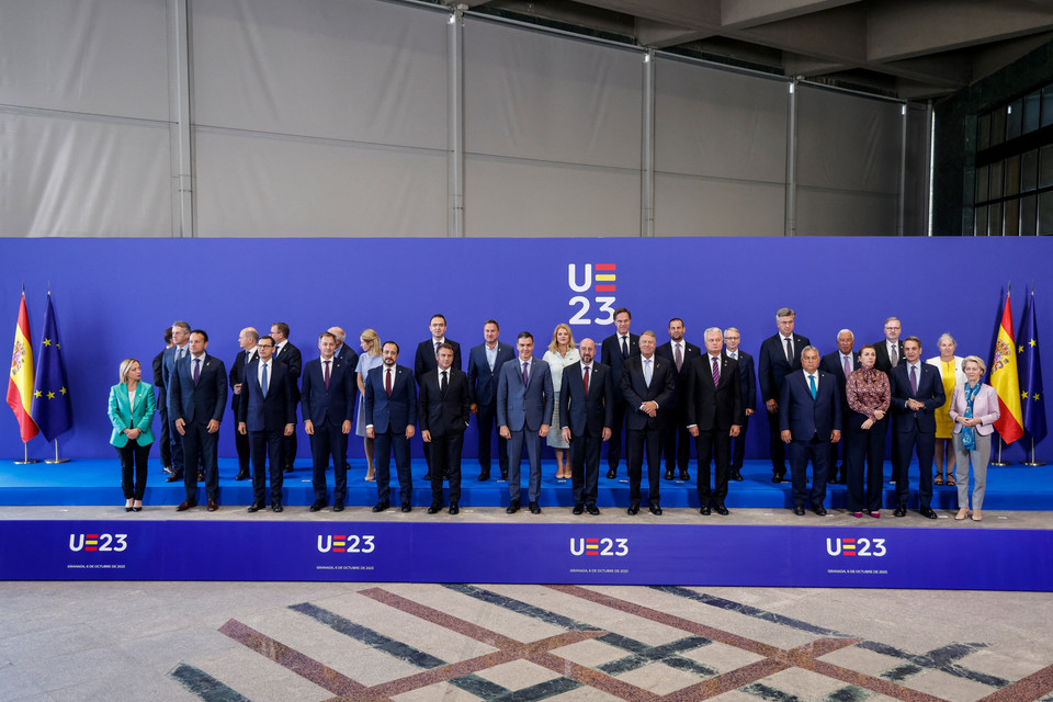 Các nhà lãnh đạo EU chụp ảnh chung tại hội nghị ở Granada, Tây Ban Nha, ngày 6/10/2023. (Ảnh: AFP/TTXVN)
