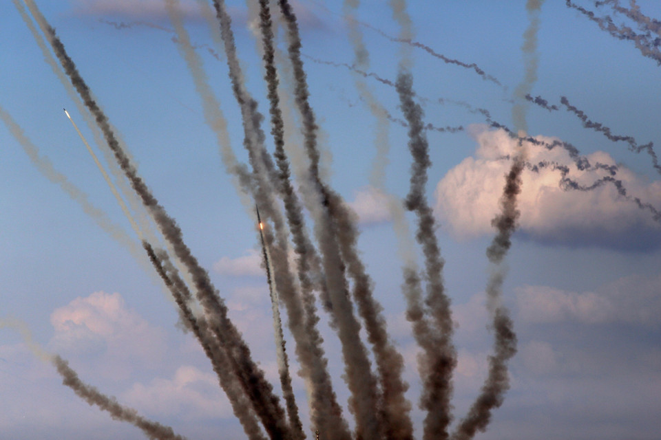 Các vụ tấn công bằng rocket của Phong trào Hamas từ Dải Gaza xuống lãnh thổ Israel, ngày 10/10/2023. (Ảnh: THX/TTXVN)