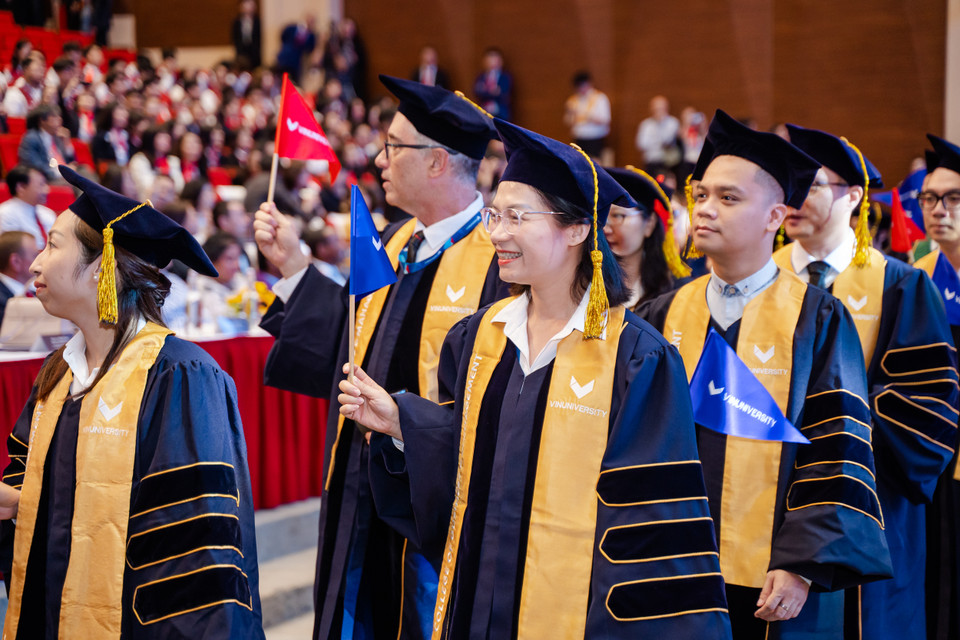 Hình ảnh rạng rỡ của các giảng viên VinUni trong nghi thức diễu hành. (Nguồn: Vietnam+)