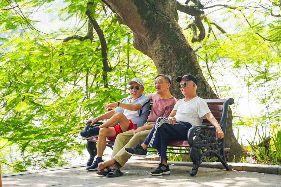 Chiếc ghế ven hồ là nơi để nhóm bạn cùng trò chuyện, hàn huyên.(Ảnh: Khánh Hoà/TTXVN)