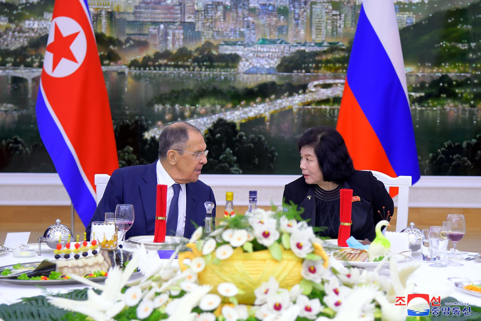 Ngoại trưởng Nga Sergei Lavrov (trái) và người đồng cấp Triều Tiên Choe Son-hui tại cuộc gặp ở Bình Nhưỡng ngày 18/10/2023. (Ảnh: Yonhap/TTXVN)